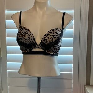 Chic Leopard Print Bra with Black Trim